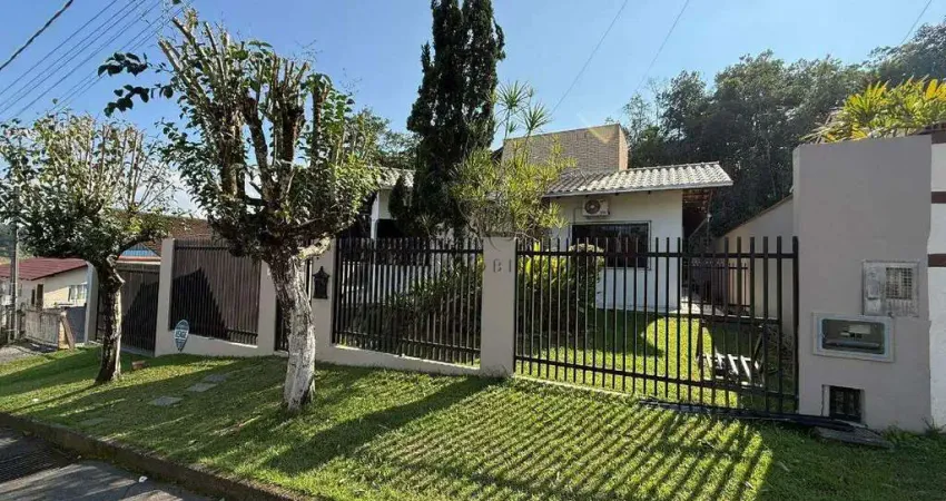 Excelente casa à venda, localizada no bairro Amizade com amplo terreno