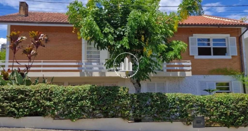 Casa com 04 dormitórios, sendo 01 suíte no bairro Itaguaçú