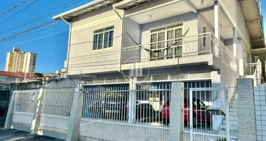 Casa com 4 quartos à venda na Rua Laurival Vieira, 197, Barreiros, São José