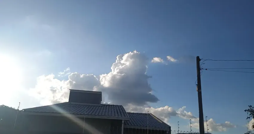 Casa com 03 quartos, suite, churrasqueira e garagem para 03 carros