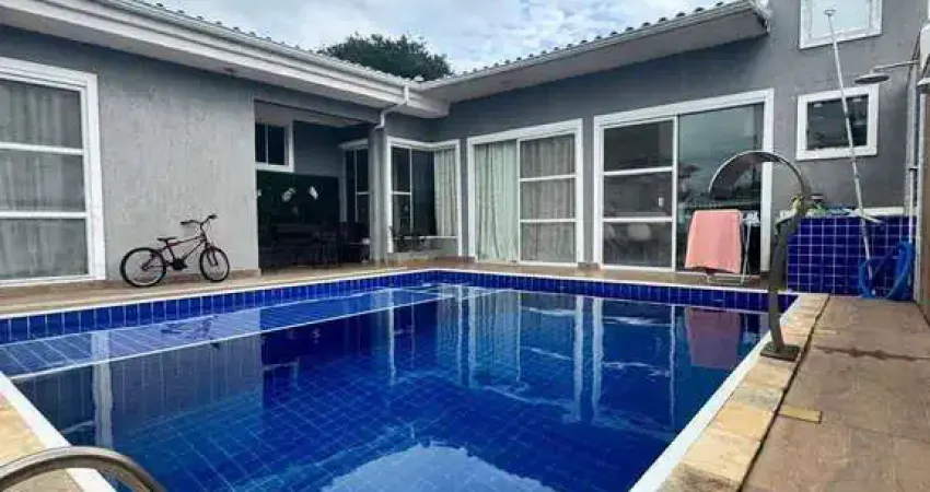 Excelente casa linear com piscina em condomínio em São Pedro da Aldeia !