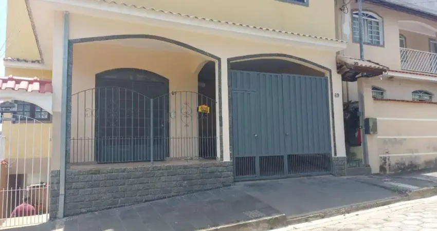 Oportunidade! casa com 2 quartos, varanda e garagem | ótima localização | r$ 320.000,00