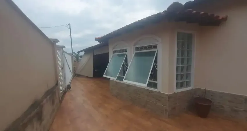 Magnífica residência à venda i 220m² úteis i ampla sala e 3 dormitórios + quintal espaçoso e garagem p/ 2 carros.