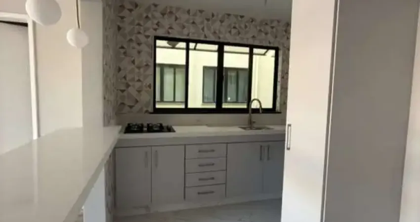 Oportunidade! charmoso apartamento recém-restaurado, a duas quadras do calçadão.