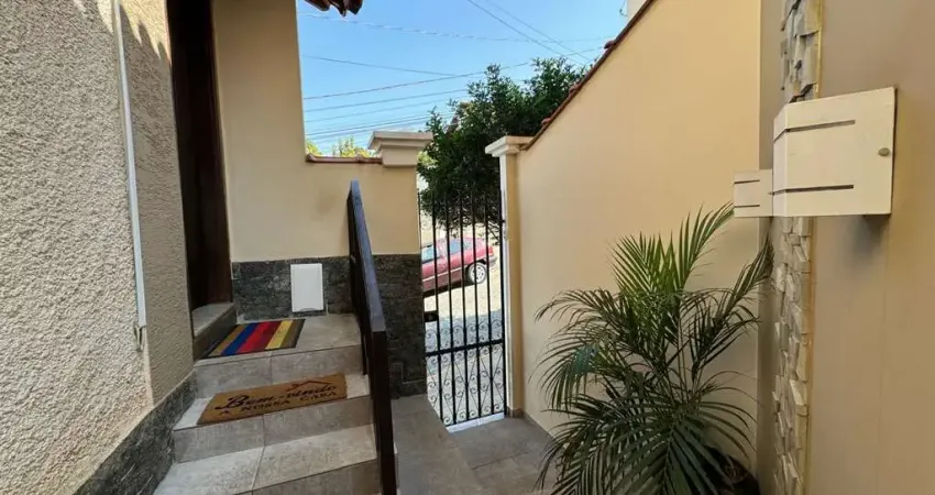 Casa 3 pavimentos c/ energia solar e área gourmet - 3 qts - próx. country clube sl.