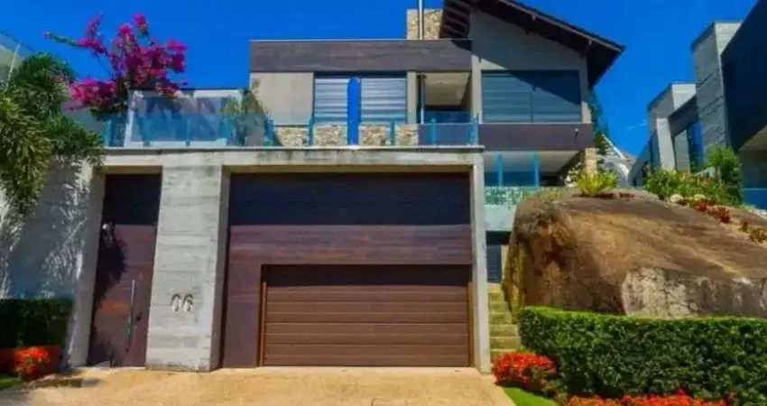 Casa de alto padrão à venda no Cacupé, Florianópolis, com 3 suítes e vista para o mar