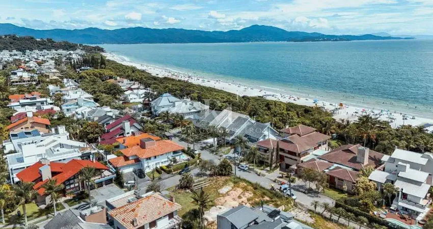 Terreno de esquina com 900 m² na quadra do mar em Jurerê Internacional, Florianópolis