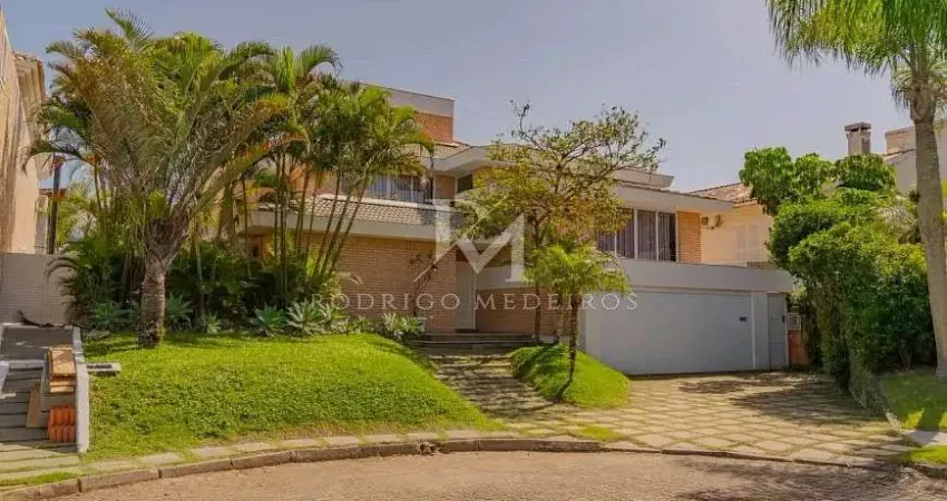 Casa mobiliada com 5 suítes a poucos metros da praia em Jurerê Internacional