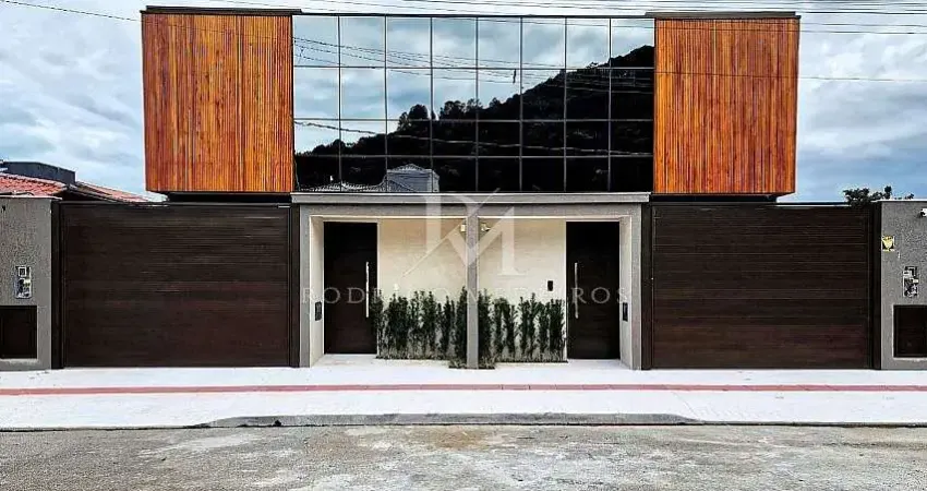 Sobrado triplex à venda no Villágio Ipê, Balneário Camboriú – 3 suítes e piscina