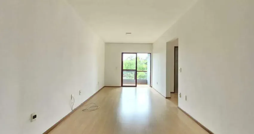Apartamento com 2 quartos e sacada com churrasqueira, localizado no Glória à venda por R$ 330 mil.