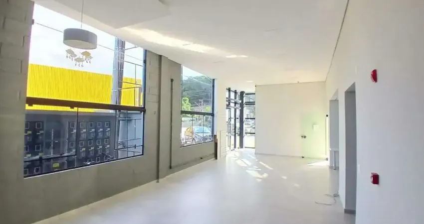 Sala comercial com 107m² para aluguel na Av. Santos Dumont no bairro Bom Retiro por R$4.900,00+ taxas