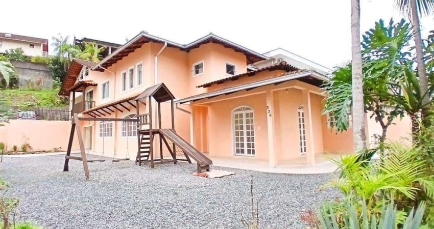 Aluga-se casa com 4 quartos, suíte com closet e ar-condicionado, cozinha planejada, playground e garagem coberta por R$3.500,00 + Taxas
