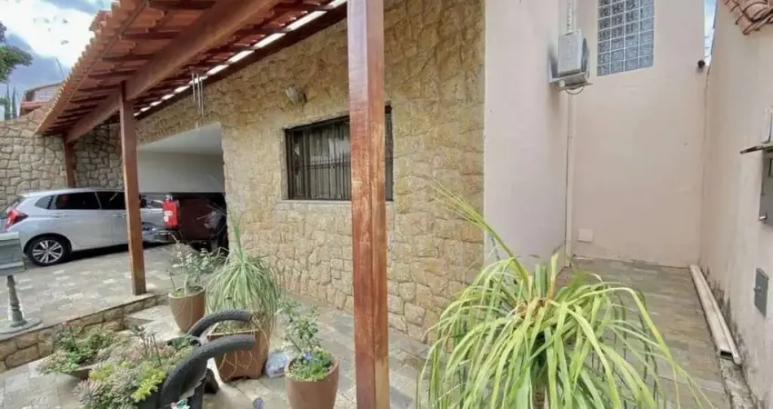 Casa - 04 qts. - 01 suíte - 03 banheiros - 04vg. - 220m² R$1.095.000