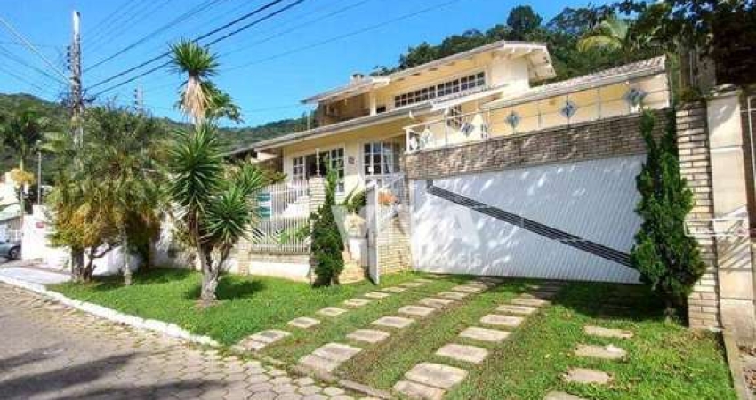 Casa com 3 dormitórios sendo 2 demi suítes e 1 suíte totalmente mobiliada e equipada à venda, 212 m² por R$ 1.600.000 - Ressacada - Itajaí/SC