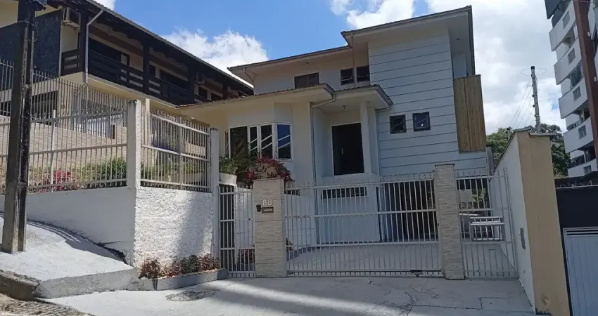 Excelente sobrado triplex  no anita garibaldi com quatro quartos e cinco vagas de garagem!