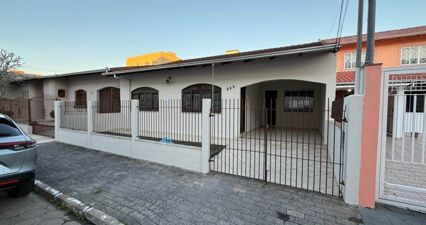 Casa com 2 quartos para alugar na Rua Stringari, 285, São João, Itajaí
