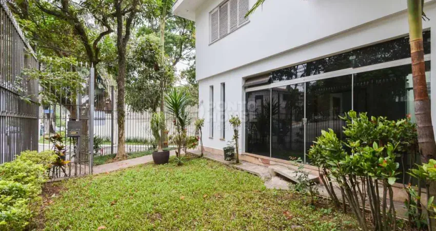 Casa à Venda no bairro Planalto Paulista 4 Dormitórios, 5 Vagas, Ampla, 257 m²