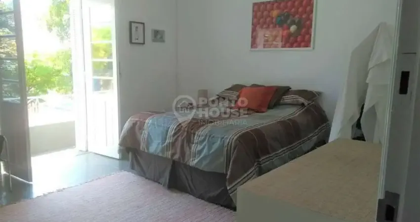Sobrado à venda com 03 dormitórios, 02 vagas e quintal na Vila Mariana