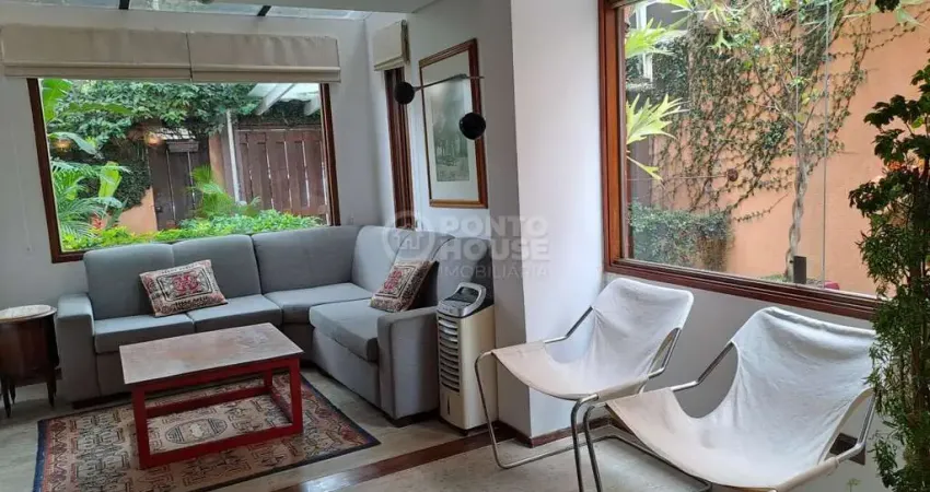 Casa à Venda no bairro Aclimação 3 Dormitórios, 2 Vagas, A 550 Metros do Parque