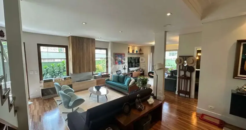 Casa à Venda no bairro Planalto Paulista, Condomínio 4 Suítes, 3 Vagas, Moderna