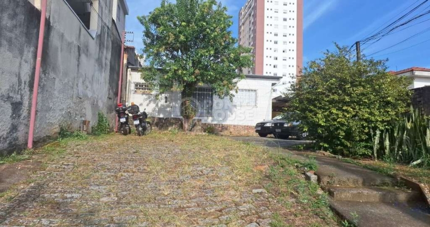 Terreno à venda bairro Vila Gumercindo, possui 4 casas indepentendes construídas