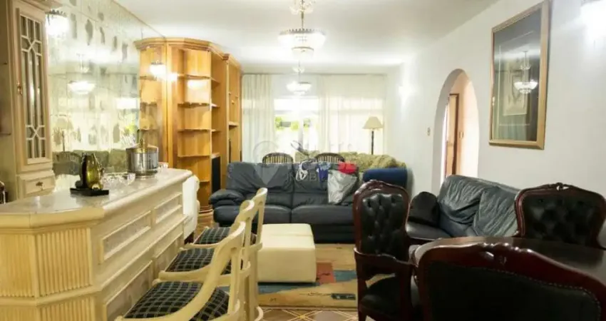 Casa à Venda Planalto Paulista, 4 Suítes, 3 Vagas e Piscina, Miolo do Bairro