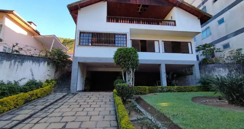 Casa em condomínio no golfe: 3 quartos, 2 suítes, sala com lareira, piscina e amplo espaço externo em teresópolis/rj