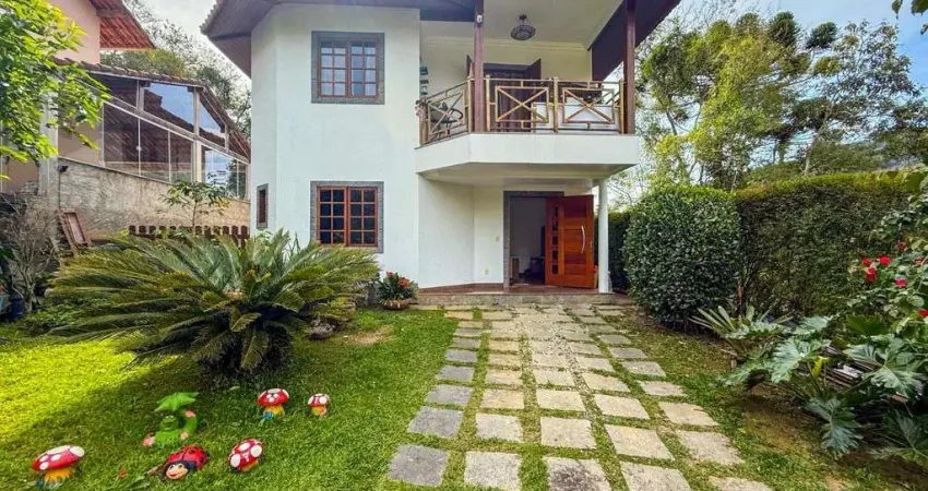 Casa duplex em condomínio com 3 quartos e área gourmet em albuquerque, teresópolis-rj