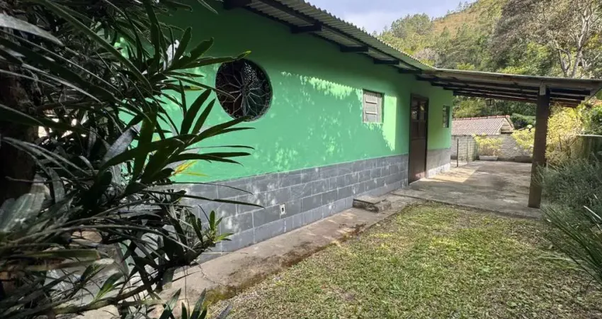 Casa à venda vargem grande - 3 vagas de garagem próximo ao hotel le canton - 2 quartos, 1 suíte, 80m² local tranquilo e arborizado - excelente ponto comercial