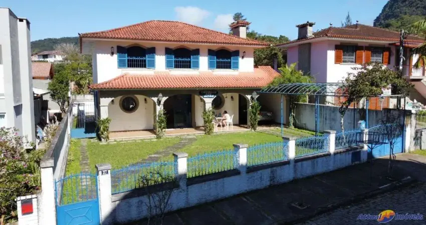 Luxuosa casa à venda no bairro comary - teresópolis/rj 4 quartos, 2 suítes, 2 salas, 5 banheiros, 2 vagas de garagem 300m² de área