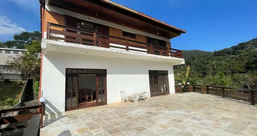 Casa espaçosa em condomínio com lazer completo em teresópolis-rj: 4 quartos, 1 suíte, 2 salas, 5 banheiros, 2 vagas - 330m²