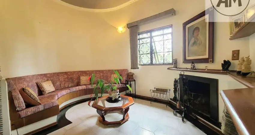 Casa Comercial de Altíssimo Padrão com Arquitetura Sólida e Ambientes Amplos