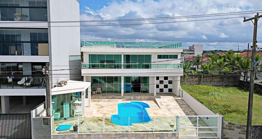 Casa triplex frente mar e com piscina, no balneário Caravelas