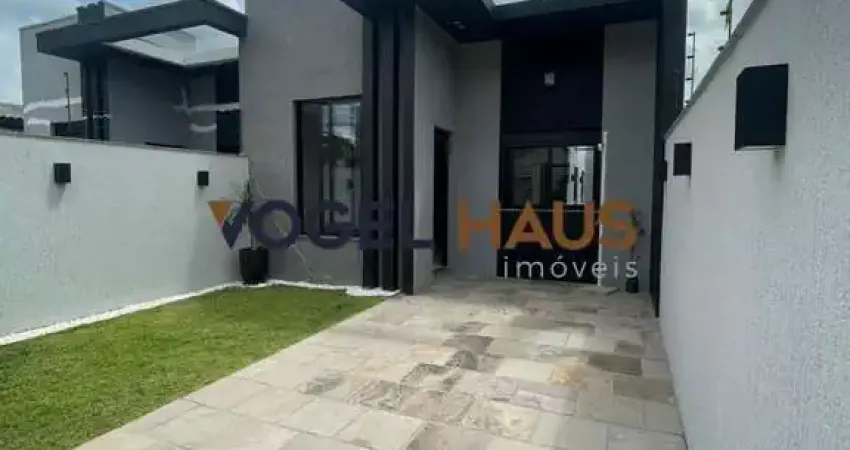 Linda casa térrea, 2 dormitórios, piscina e área gourmet.