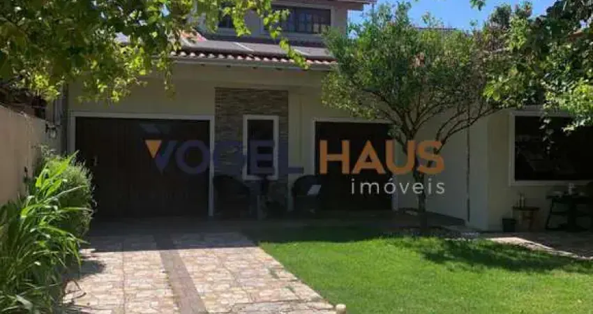 Casa à venda com amplo pátio no Bairro Harmonia, em Canoas.
