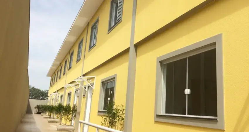Sobrado Geminado em condomínio Fechado !!
