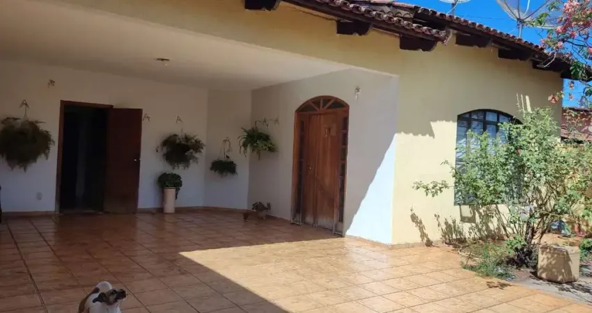 CASA JARDIM AMÉRICA Casa de Rua com 3 Quarto(s) e 3 banheiro(s) à Venda, 312 por R$ 550.000 no setor Jardim América TA18149