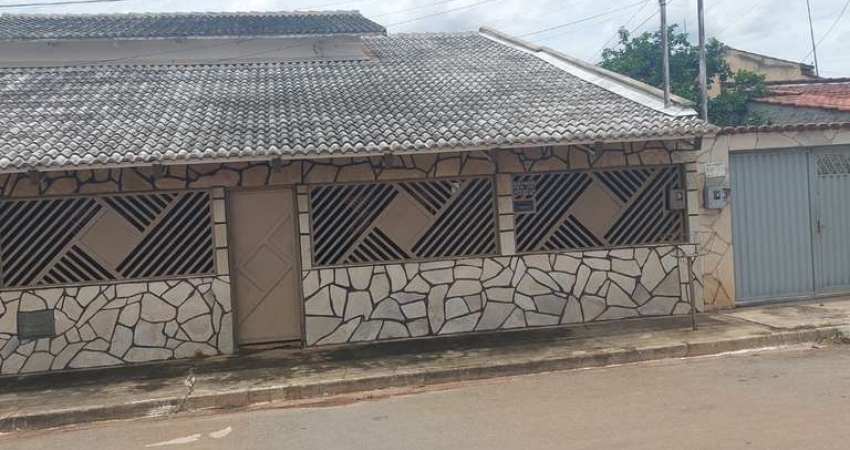 casa Jardim Mariliza  4/4  1 suíte   Casa de Rua com 4 Quarto(s) e 2 banheiro(s) à Venda, 271 por R$ 900.000 no setor Parque Amazônia TA18241