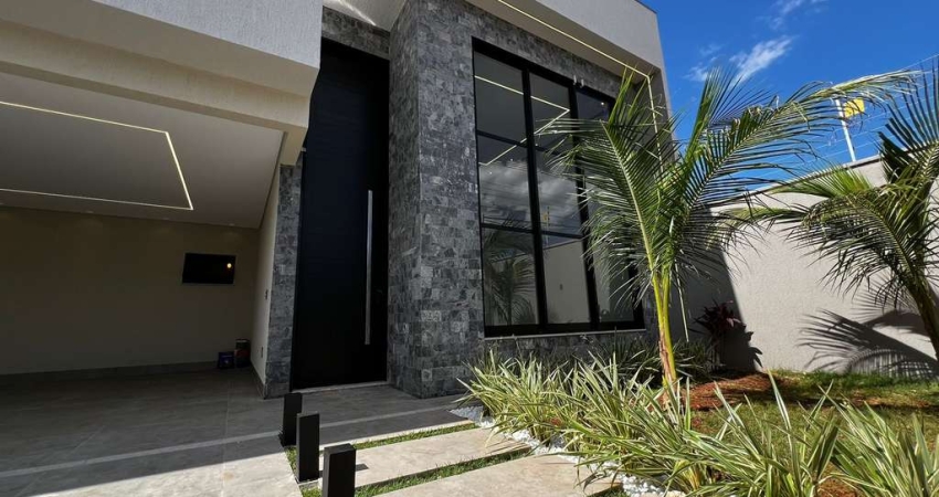 Linda casa térrea com piscina com hidromassagem no Setor Garavelo Casa de Rua com 3 Quarto(s) e 4 banheiro(s) à Venda, 220.86 por R$ 990.000 no setor Setor Garavelo Residencial Park VN22388
