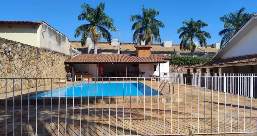 AMPLA CASA RESIDENCAL COM ÓTIMA OPÇÃO PARA FINS COMERCIAIS Casa de Rua com 6 Quarto(s) e 6 banheiro(s) à Venda, 633 por R$ 2.800.000 no setor Jardim América AD22478