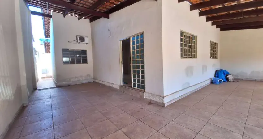Casa com Piscina Aquecida e 5 Vagas | 3 Quartos | Próximo à UFG Casa de Rua com 3 Quarto(s) e 3 banheiro(s) à Venda, 220 por R$ 370.000 no setor Vila Itatiaia VN23972