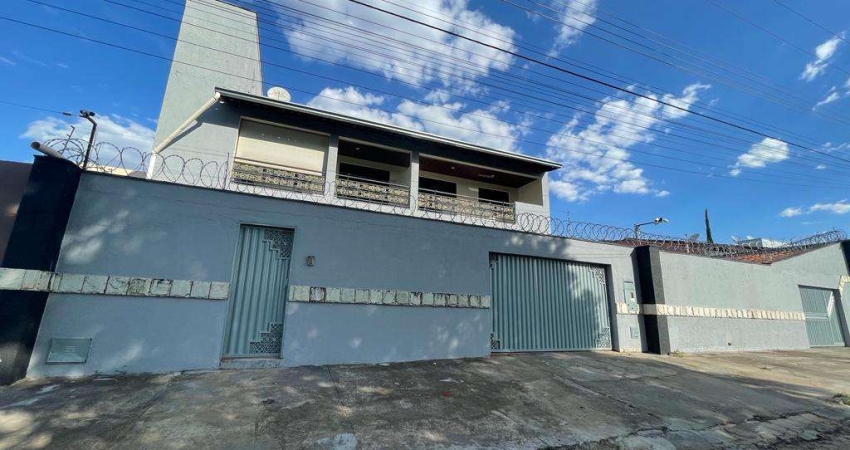 SOBRADO EM DOIS LOTES DE ALTO PADRÃO COM PÍSCINA Casa de Rua com 6 Quarto(s) e 5 banheiro(s) à Venda, 351 por R$ 1.470.000 no setor Residencial Flamingo AD26661