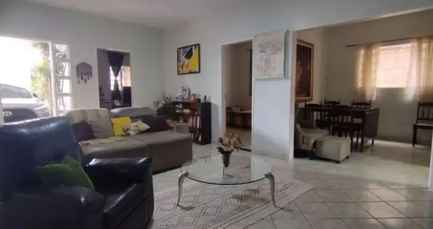 Casa Térrea sozinha no lote 4 quartos com suite quintal Casa de Rua com 4 Quarto(s) e 4 banheiro(s) à Venda, 236 por R$ 815.000 no setor Jardim Vitória IN27515