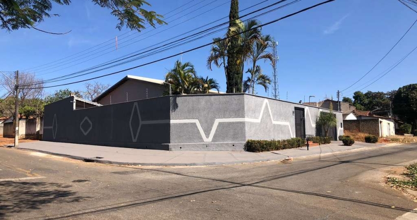Linda Casa Térrea  Casa de Rua com 5 Quarto(s) e 3 banheiro(s) à Venda, 278 por R$ 930.000 no setor Jardim Califórnia  AD27769