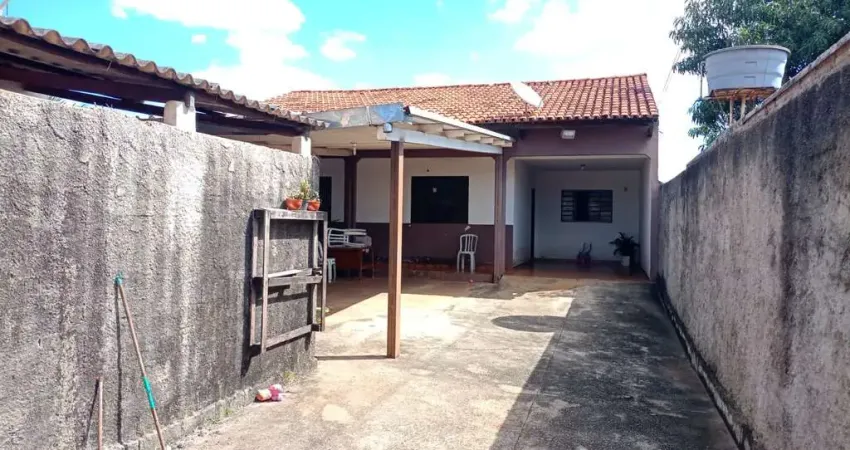 UMA CASA  COM UM BARRACAO JARDIM PETROPOLIS Casa de Rua com 3 Quarto(s) e 1 banheiro(s) à Venda, 192.15 por R$ 475.000 no setor Jardim Petropolis AD28963
