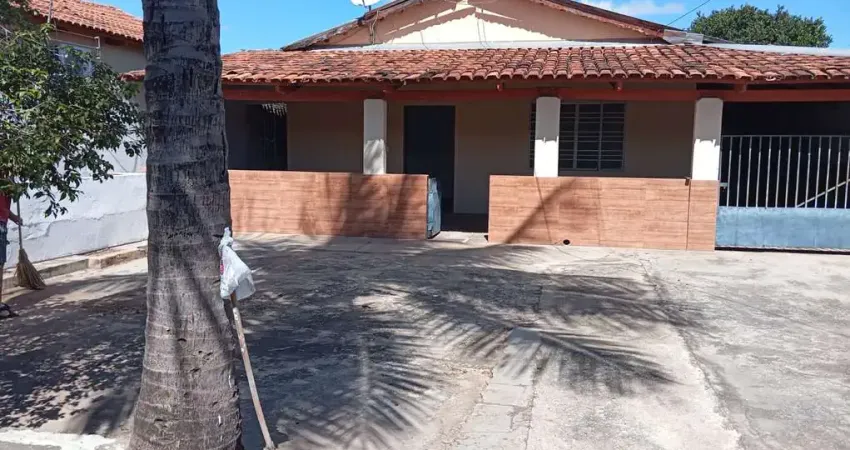 casa bairro Hilda próximo a av rio verde Casa de Rua com 3 Quarto(s) e 2 banheiro(s) à Venda, 236 por R$ 450.000 no setor Ilda AD29407