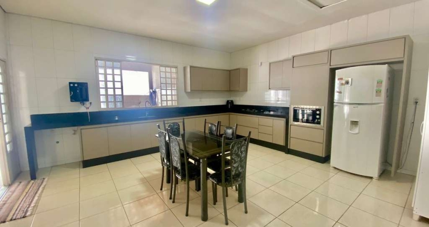 Casa à Venda na Vila Cristina – 3 Quartos e Excelente Localização - Goiânia  Casa de Rua com 3 Quarto(s) e 3 banheiro(s) à Venda, 264 por R$ 330.000 no setor Vila Cristina VN30735