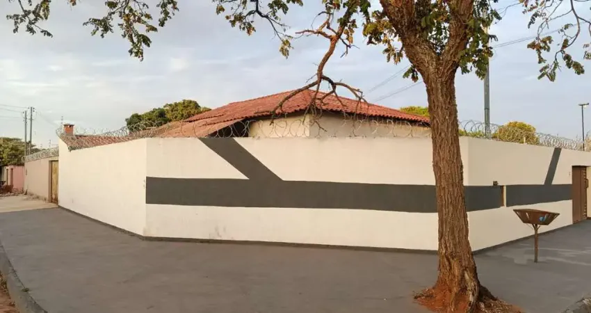 Casa de esquina de 3 quartos com 1 / suite no setor aeroporto sul 2 aparecida de goiânia casa de rua com 3 quarto(s) e 2 banheiro(s) à venda, 82 por r$ 350.000 no setor jardim himalaia in35053