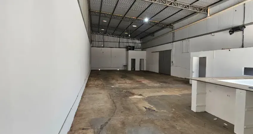 Aluga-se barracão comercial de 300 mts com fácil acesso as principais avenidas de cuiabá