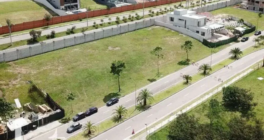 Terreno Condomínio Alphaville 2, Quadra AC2 com 597 m² Leve Aclive - Próximo da portaria